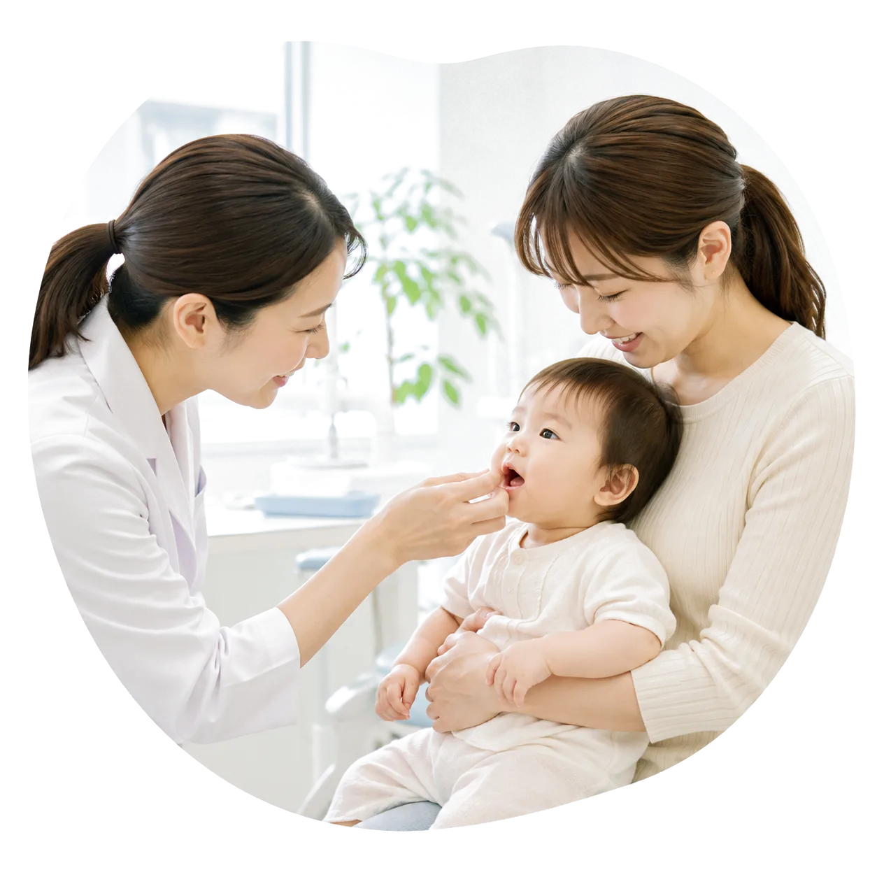 乳児期のお口ケア 母子と歯科医師