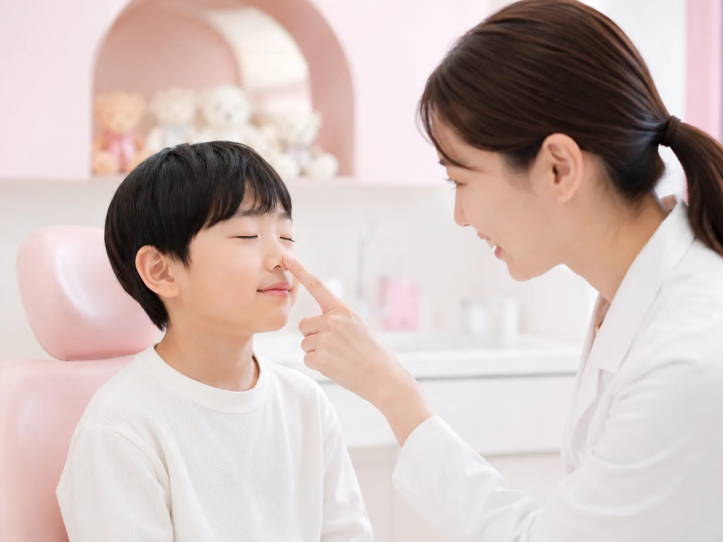 鼻呼吸のチェックを受けるお子さま