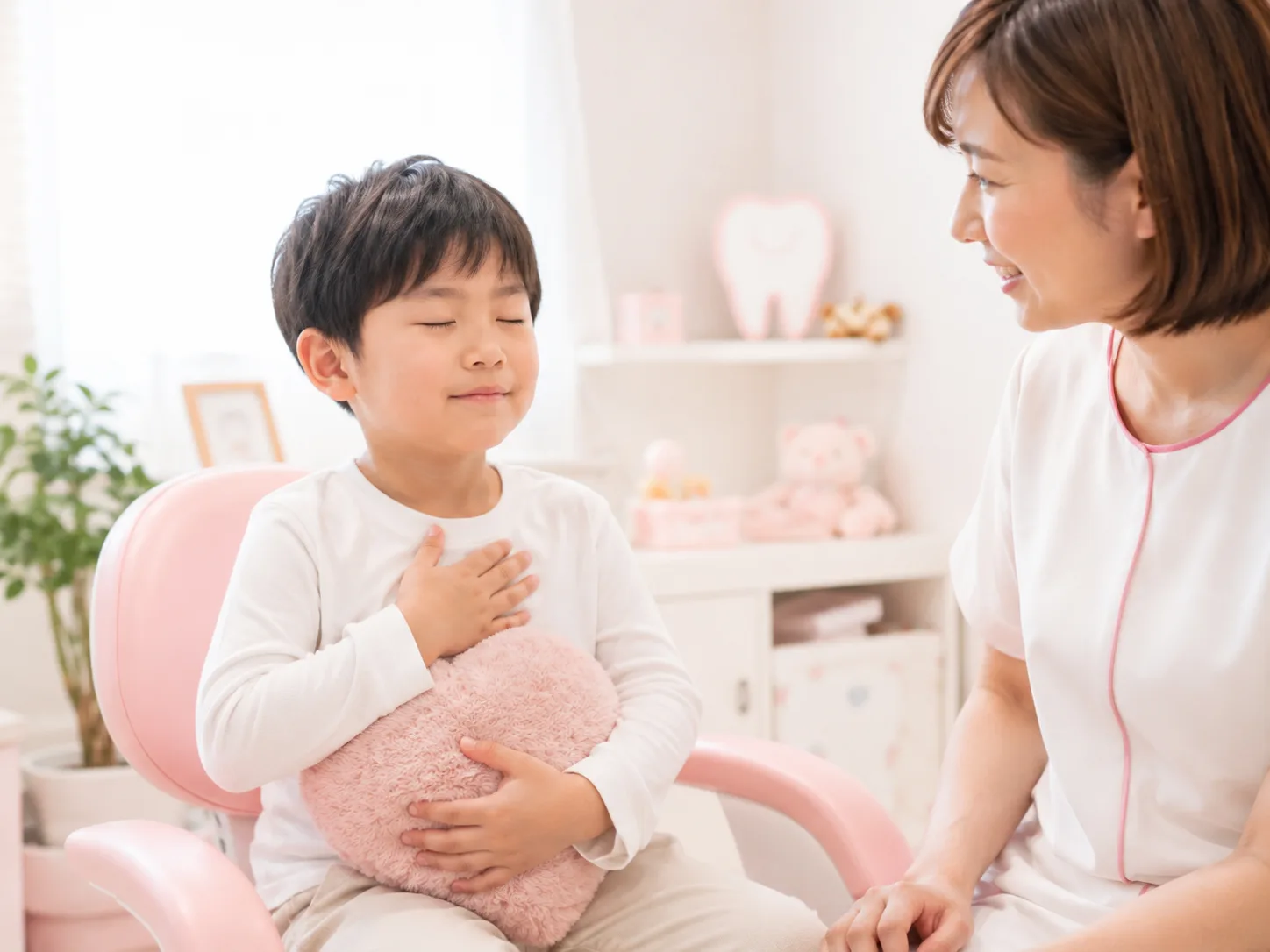 ハートのクッションを抱いて呼吸を整えるお子さま