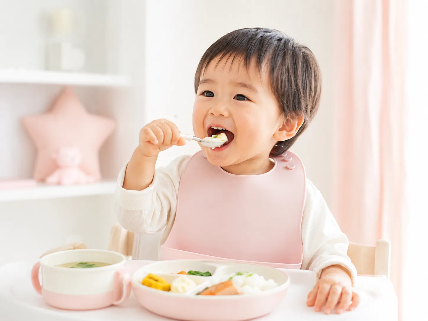 美味しそうにお食事をするお子さま