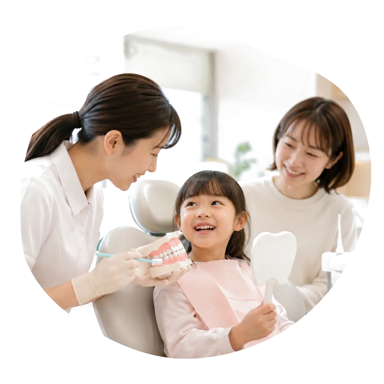 キッズデンティスト 歯科模型で楽しく学ぶ女の子と保護者
