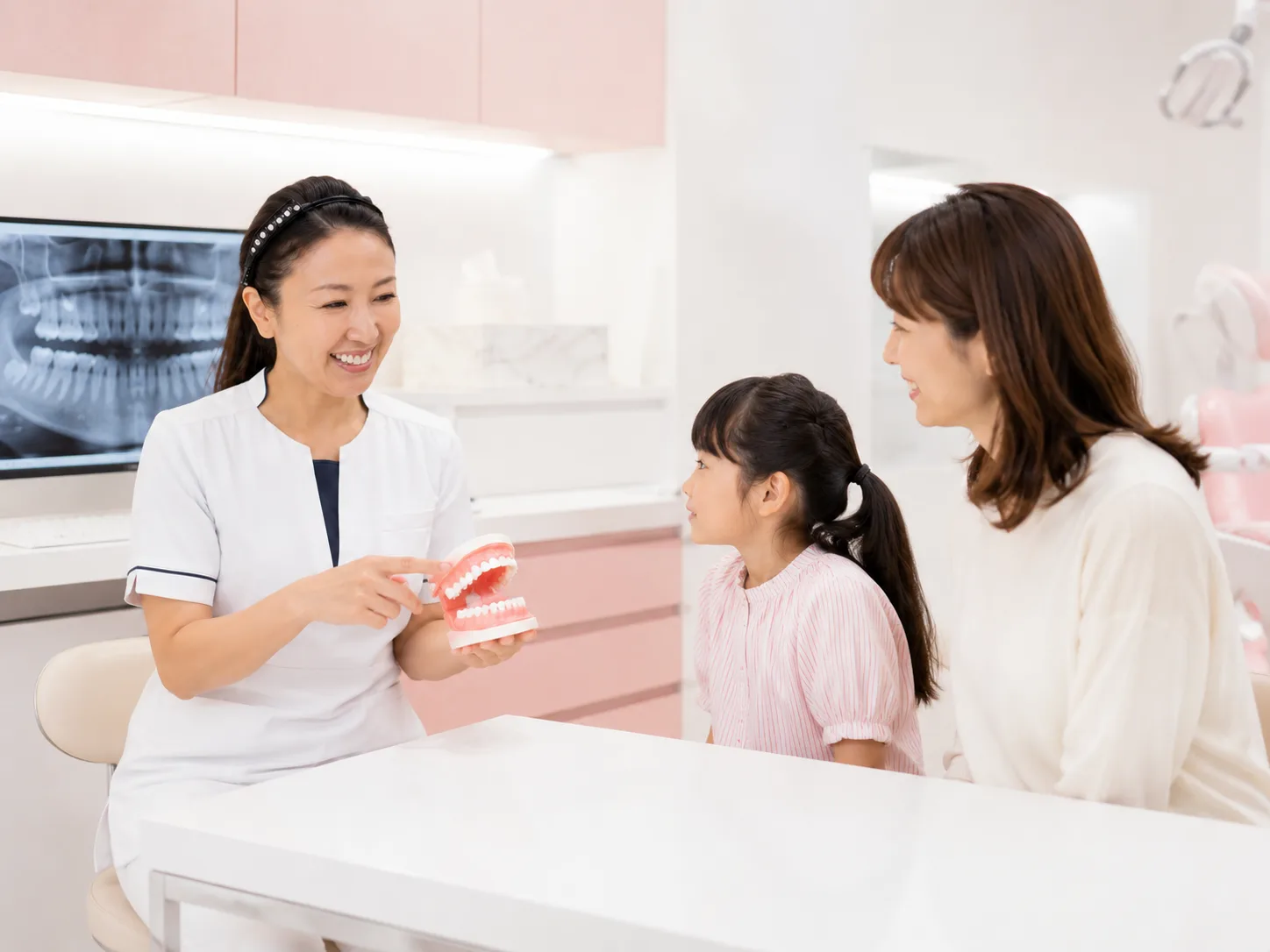 お母さまとお子さまが一緒に説明を受ける様子